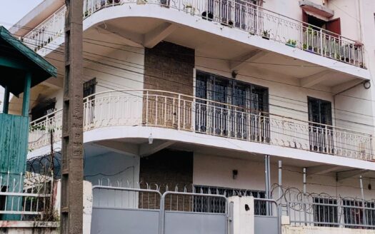 À vendre, un immeuble à 2 étages – Antsakaviro bord de route